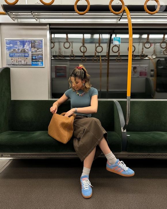 O novo Gazelle 85 FootPatrol vem na cor do mar, que se choca contra a costa e espuma, transformando-se em uma mistura de azul e prata