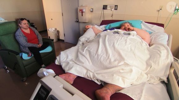 Sem conseguir realizar atividades do dia a dia, Joyce contratou uma amiga para a ajudar a se alimentar e até higienizar