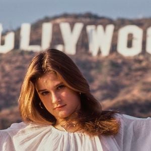 Aos 15 anos Demetria Gene Guynes (mais tarde, Demi Moore), estudante da Fairfax High School, posando com o letreiro de Hollywood, Los Angeles, Califórnia, 1977