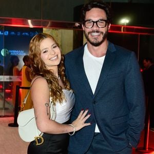 Viih Tube e Eliezer posam juntos em evento que celebra as mulheres na noite desta segunda-feira (16) em São Paulo; ex-BBB optou por look clássico em terno elegante