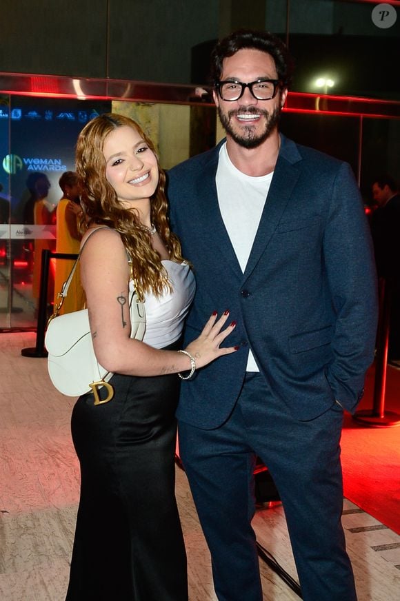 Viih Tube e Eliezer posam juntos em evento que celebra as mulheres na noite desta segunda-feira (16) em São Paulo; ex-BBB optou por look clássico em terno elegante