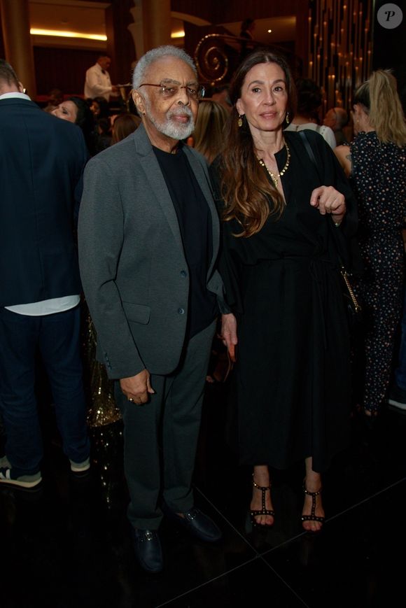 Atualmente o cantor Gilberto Gil está casado com Flora Gil.