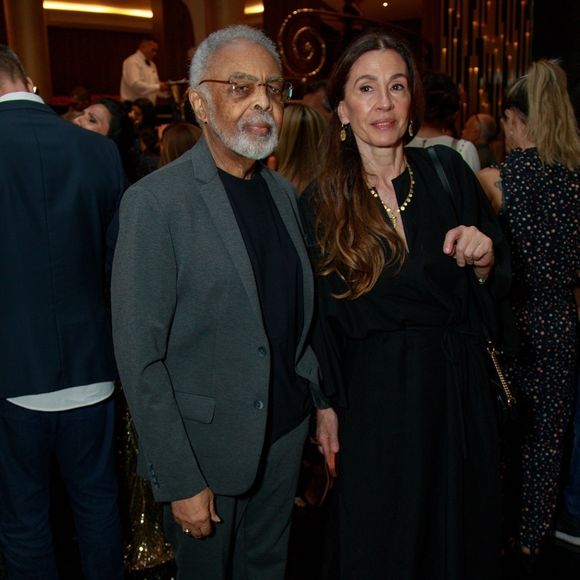 Atualmente o cantor Gilberto Gil está casado com Flora Gil.