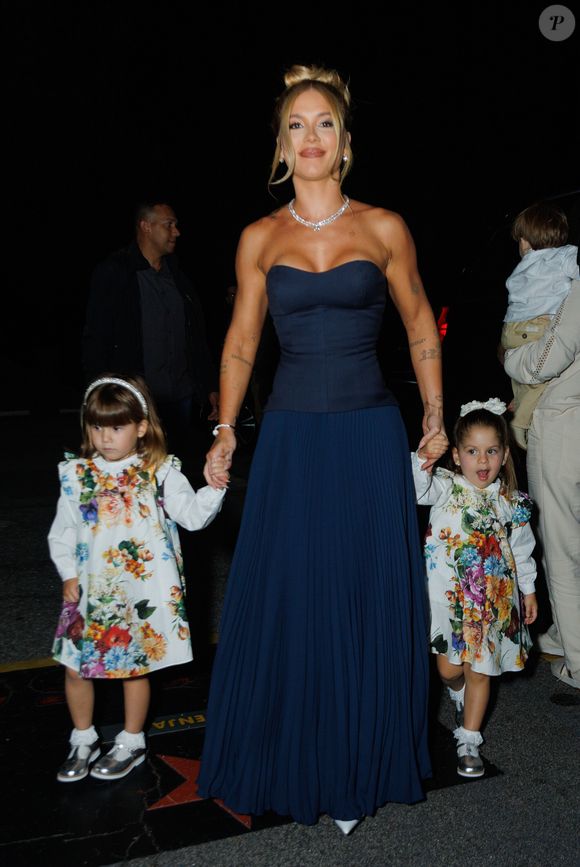 Virgínia chegou acompanhada dos filhos e apostou em um vestido azul marinho elegante com corset e saia volumosa