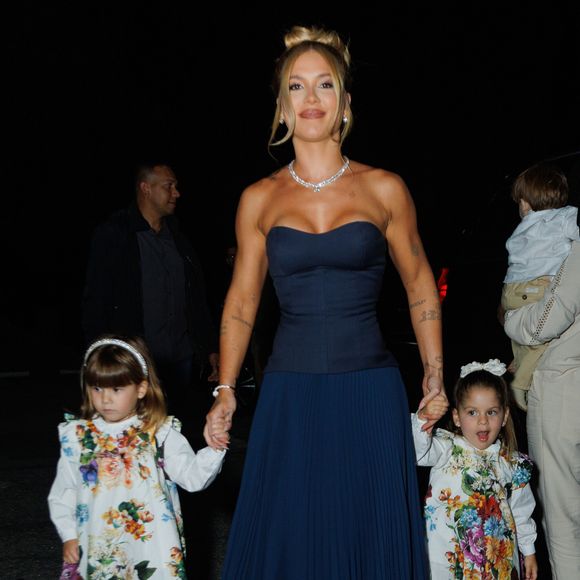 Virgínia chegou acompanhada dos filhos e apostou em um vestido azul marinho elegante com corset e saia volumosa