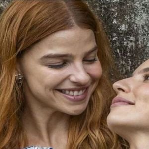 Lorena (Alanis Guillen) e Juquinha (Gabriela Medvedovski) decidem morar juntas em 'Três Graças'; pais da policial aparecem na novela