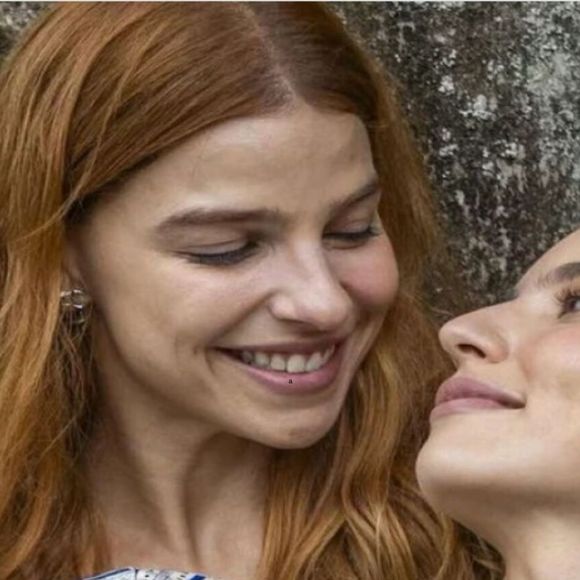 Lorena (Alanis Guillen) e Juquinha (Gabriela Medvedovski) decidem morar juntas em 'Três Graças'; pais da policial aparecem na novela