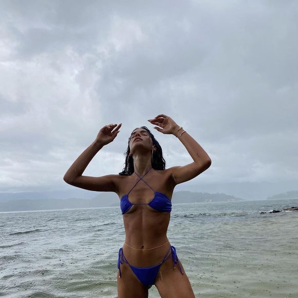 Bruna Marquezine aposta em biquíni azul royal com amarração diferenciada no top.