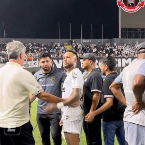 Neymar se envolve em discussão com torcedor após empate do Santos na Vila Belmiro e, depois, pede desculpas: 'Não farei mais isso'