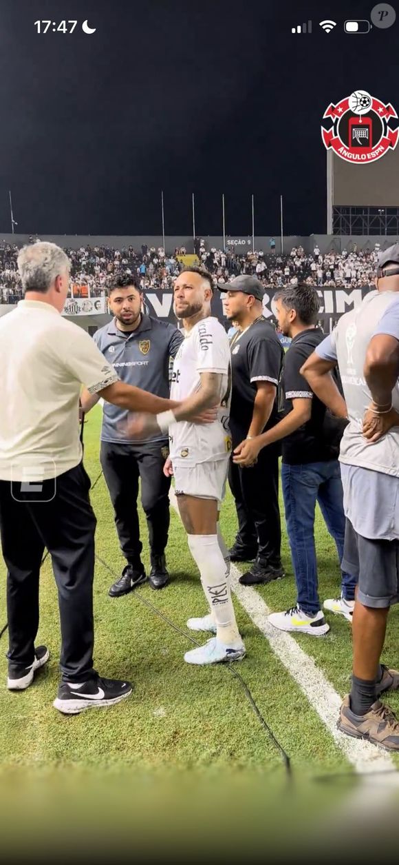 Neymar se envolve em discussão com torcedor após empate do Santos na Vila Belmiro e, depois, pede desculpas: 'Não farei mais isso'