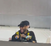 Neymar acompanhou a vitória do Santos sobre o Atlético-MG na Vila Belmiro e protagonizou um bate-boca com torcedores do time mineiro