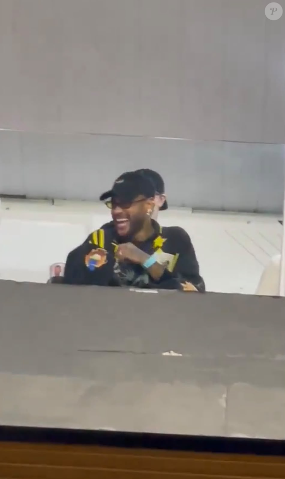 Neymar acompanhou a vitória do Santos sobre o Atlético-MG na Vila Belmiro e protagonizou um bate-boca com torcedores do time mineiro