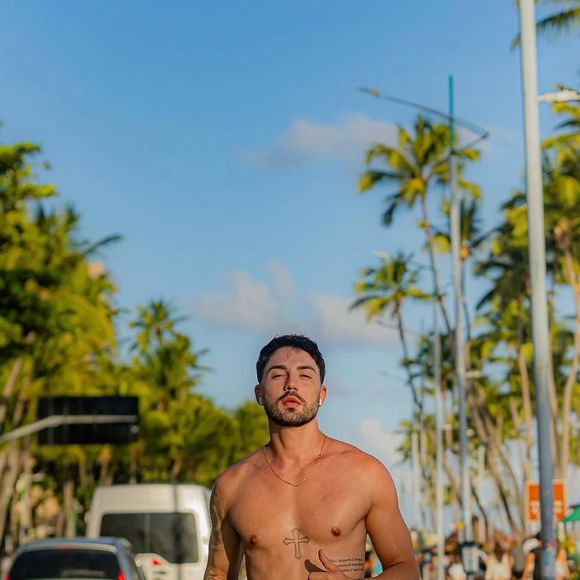 No corpo, Rico Melquiades aplicou PMMA nos peitos, ombros e tríceps para deixar a região bem definida