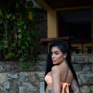 Vídeo íntimo de MC Mirella e Dynho Alves: funkeira revelou que irá processar quem comercializar a gravação adulta. 'É crime'