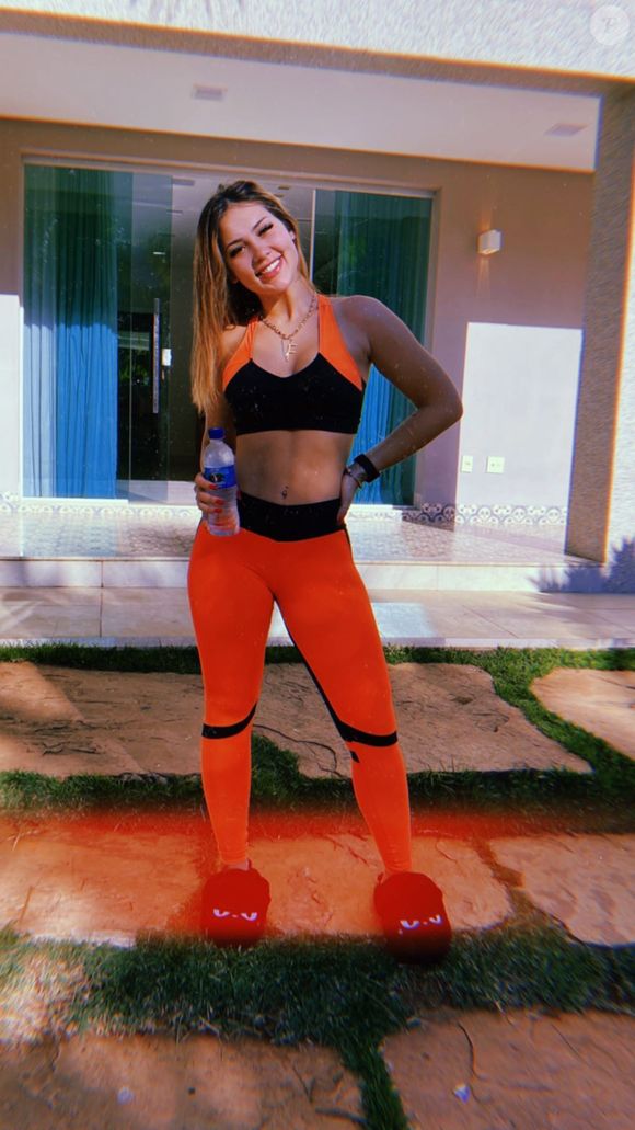 Virgínia costumava usar looks mais vibrantes quando viralizou na internet