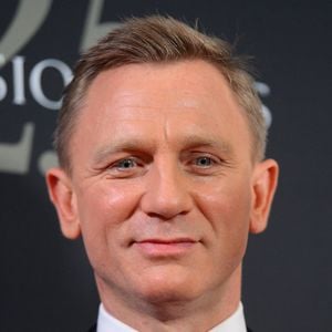 O eterno James Bond já classificou a ideia de herança como "detestável" e pretende doar sua fortuna de R$ 811 milhões antes de partir. "Não quero deixar uma grande quantidade de dinheiro para a próxima geração. Prefiro me livrar dela ou doar."