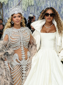 Poderosa aos 44! Após 10 anos, Beyoncé exibe corpão no Met Gala 2026 com look ‘esqueleto’ cravejado; filha Blue Ivy estreia ao seu lado