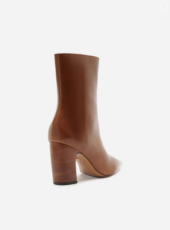 Boho chic continua em alta: bota de couro caramelo da Arezzo aposta em referências dos anos 1970 para transformar produções básicas em sofisticadas