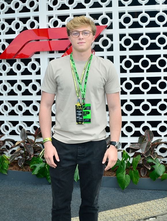 Atualmente com 18 anos, Benício Huck esteve presente na celebração e se divertiu muito