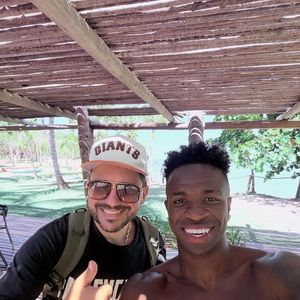 Danilo Nascimento também foi para a Bahia e posou com Vini Jr.