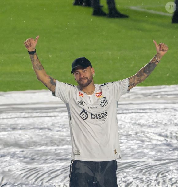 Reapresentação de Neymar no Santos contou com um momento emocionante onde o jogador caiu no choro