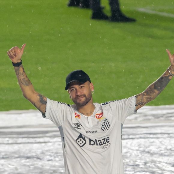 Reapresentação de Neymar no Santos contou com um momento emocionante onde o jogador caiu no choro
