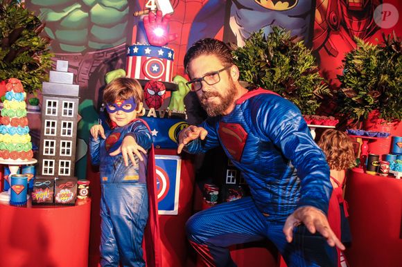Sertanejo Hudson, dupla de Edson, combinou roupa de Super-Herói com o filho no aniversário do primogênito, Davi