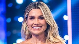 'Um absurdo o que fiz!': há 17 anos, leite condensado fez Flávia Alessandra, a terrível Sandra de 'Êta Mundo Melhor!', admitir gafe em dieta