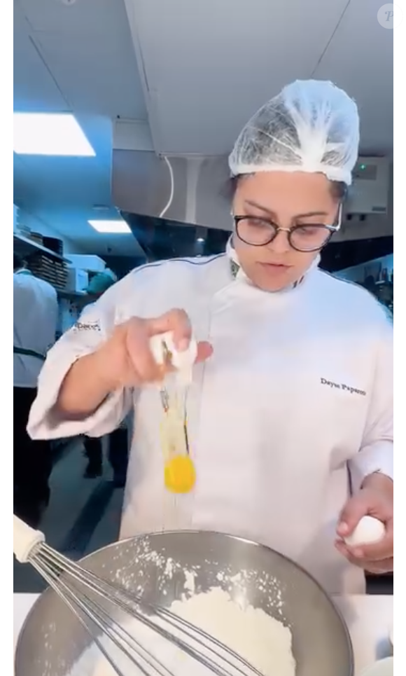 Para fazer o pão, basta misturar todos os ingredientes em uma tigela grande