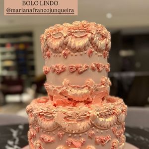 Desta vez, bolo de Ticiane Pinheiro foi bem mais simples, com apenas dois andares e decoração elegante