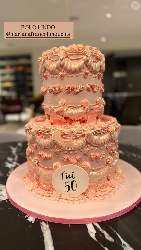 Desta vez, bolo de Ticiane Pinheiro foi bem mais simples, com apenas dois andares e decoração elegante