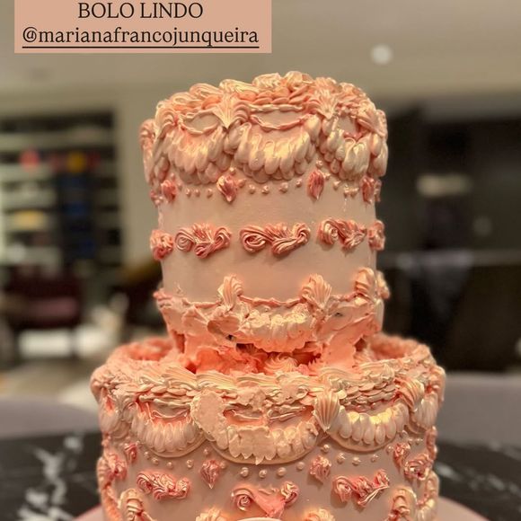 Desta vez, bolo de Ticiane Pinheiro foi bem mais simples, com apenas dois andares e decoração elegante