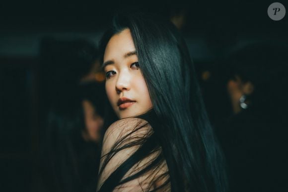 Especificamente, a técnica de lavagem de cabelo mais comum usada pelas mulheres japonesas envolve o uso simultâneo de duas escovas de massagem de silicone , uma de cada lado da cabeça