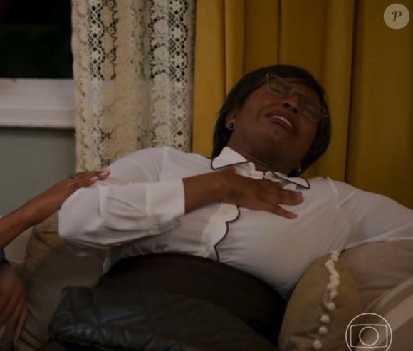 Consuêlo (Belize Pombal) quase infartou ao ver o filho aos beijos com Aldeíde (Karine Teles) em 'Vale Tudo'