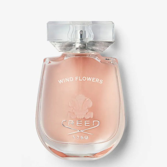 O perfume Wind Flowers, da Creed, traz consigo notas de Jasmim, Flor de Laranjeira e Pêssego.