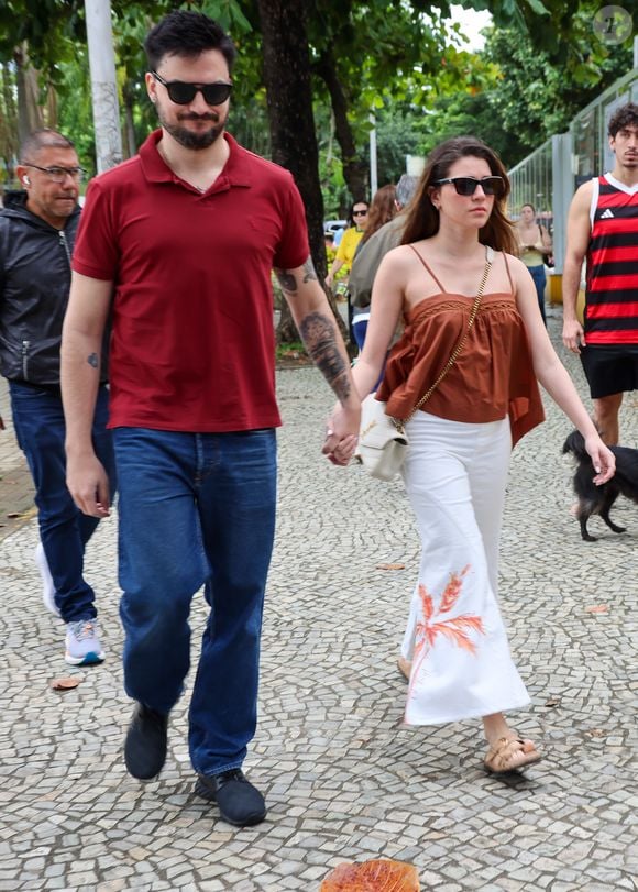 Felipe Neto vai com a namorada votar no segundo turno das eleições 2026