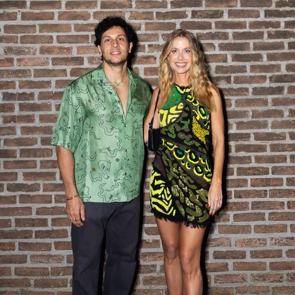 Ao lado de Thiago Mansur, Gabriela Prioli se jogou na estampa com seu vestido em tons de verde e preto