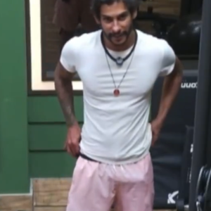 Cena quente na academia! Ator Shia Phoenix tem reação inesperada ao abraçar Michelle Barros e web vai à loucura com o flagra exibido pela Record TV