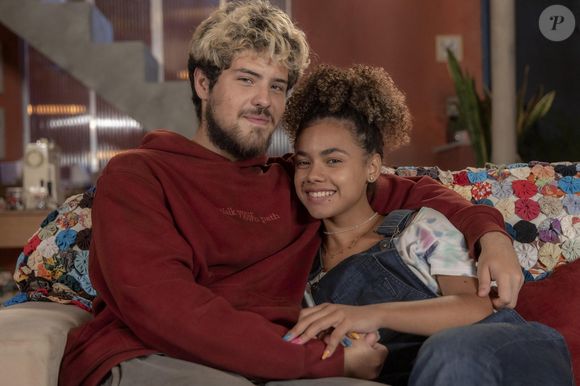 Joelly será atirada da escada por Arminda, mas Raul salva a namorada grávida