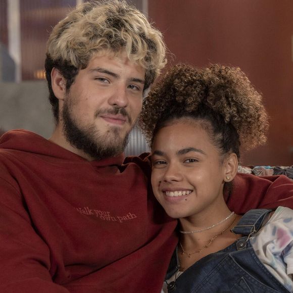 Joelly será atirada da escada por Arminda, mas Raul salva a namorada grávida