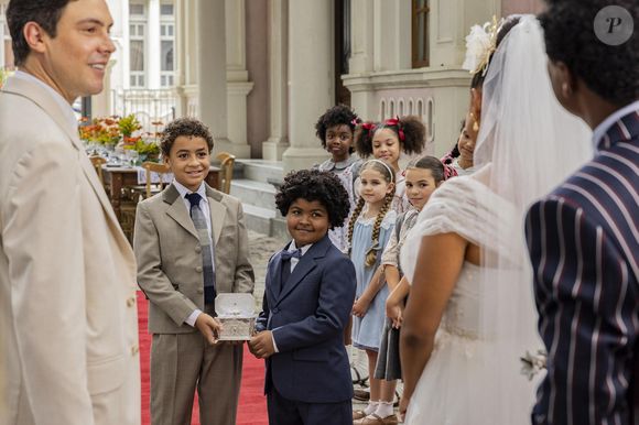 Maya Dias, a Denguinho, ao lado de Sergio Guizé na novela Êta Mundo Melhor