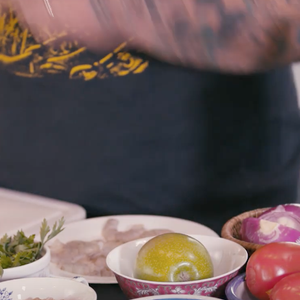 Os ingredientes são trigo, arroz de 7 grãos, arroz negro, quinoa e cevada, além dos acompanhamentos: tomate, cebola roxa, salsa, hortelã, maçã-verde e brotos