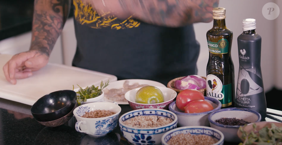 Os ingredientes são trigo, arroz de 7 grãos, arroz negro, quinoa e cevada, além dos acompanhamentos: tomate, cebola roxa, salsa, hortelã, maçã-verde e brotos