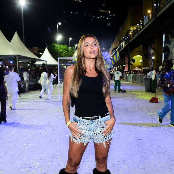 Hariany Almeida no minidesfile para o Carnaval 2026