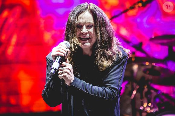 Em 2022, Ozzy Osbourne passou por uma cirurgia na coluna por causa de uma queda ocorrida em 2019
