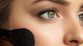 A versão nacional e acessível do blush toasted teddy, da Rhode, que custa menos de R$ 60