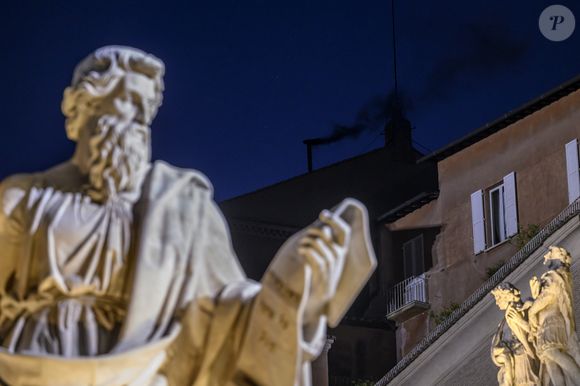 Segundo o G1, a naftalina é usada para compor fumaça no Conclave