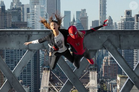 Enquanto enfrenta uma polêmica envolvendo sua trilha sonora na Ucrânia, "Homem-Aranha: Um Novo Dia" também comemora números históricos nas bilheterias mundiais, segundo dados divulgados pela CNN