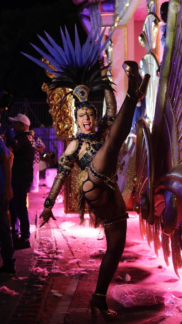 Foi muito especial” – A atriz celebra seu primeiro desfile oficial pela escola que sempre frequentou e vê a vitória da Rosas de Ouro como um momento histórico.