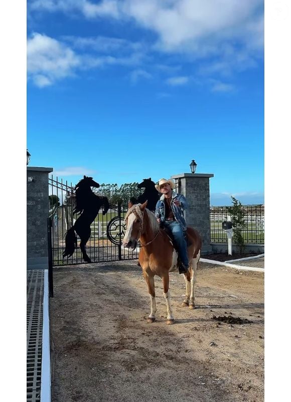 Rancho de Cesar Rincon: 25 partes do rancho recebem um sistema de irrigação, e uma iluminação ornamental em todo o local